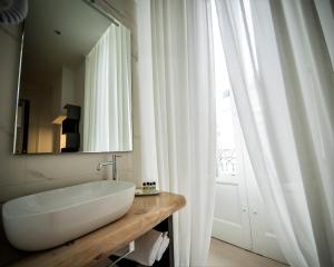 bagno bianco con lavandino e specchio di BARI 102 a Bari