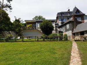 ein großes Haus mit einem Hof davor in der Unterkunft Propriété La Claire in Honfleur