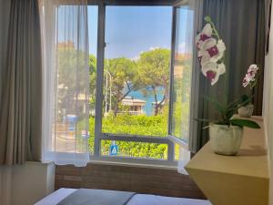 een kamer met een raam met uitzicht op een straat bij Atico Hotel in Desenzano del Garda