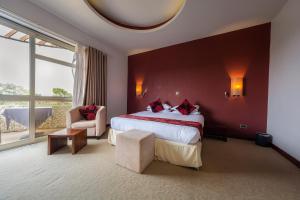 
Lake Heights Hotel Entebbe tesisinde bir odada yatak veya yataklar
