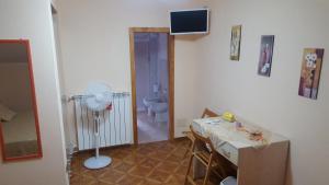 トレッキナにあるL'Acquarioのバスルーム(トイレ、テーブル付)が備わる客室です。