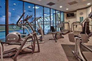 Fitness centrum a/nebo fitness zařízení v ubytování Ramada by Wyndham Albuquerque Midtown
