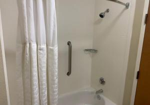 Koupelna v ubytování Comfort Inn & Suites DeLand - near University