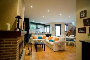 Carbonero el MayorにあるLA CASA DEL TIO MASEのソファと暖炉のあるリビングルーム +28枚の写真