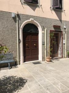 una porta marrone con arco di fronte a un edificio di Zeroventiquattro Union Apartment a Grosseto