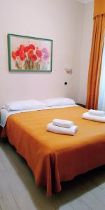 Łóżko lub łóżka w pokoju w obiekcie Hotel Everest