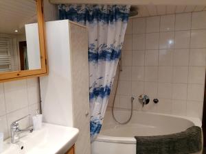 Vannituba majutusasutuses Ferien im Paradies