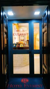 Certyfikat, podpis lub inny dokument wystawiony w obiekcie Hotel Everest