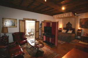 a living room with a bedroom with a bed and a table at Casa Grande de Rosende in Sober