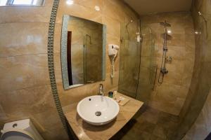 
Lake Heights Hotel Entebbe tesisinde bir banyo
