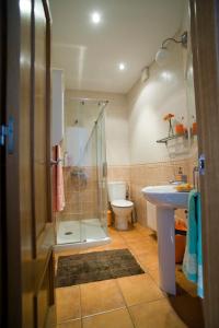 Carbonero el MayorにあるLA CASA DEL TIO MASEのシャワー、洗面台、トイレ付きのバスルーム