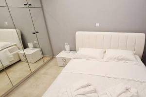 En eller flere senge i et værelse på Villa Marmari 3