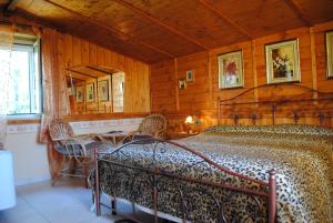 a bedroom with two beds and a mirror at La Casetta Dei Sogni D'Oro in Castellana Grotte