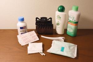 una mesa con botellas de pasta de dientes y otros artículos. en REGALO Shibaura - Vacation STAY 87447, en Tokio