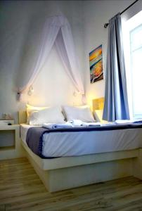 Gallery image of Virginia Rooms in Tinos