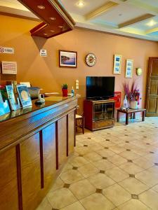 A television and/or entertainment centre at Alexandra Hotel