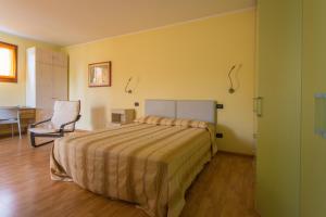 A bed or beds in a room at Hotel Ristorante al Gabbiano Még 36 kép