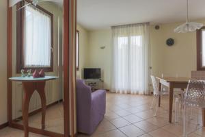 sala de estar con mesa y comedor en Hotel Ristorante al Gabbiano, en Ponte di Piave