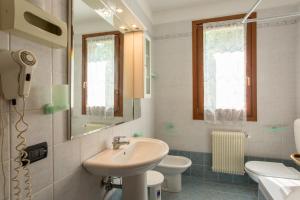 A bathroom at Hotel Ristorante al Gabbiano