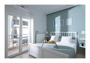 een slaapkamer met een bed en een balkon bij Baulus Sun Terrace in Heraklion