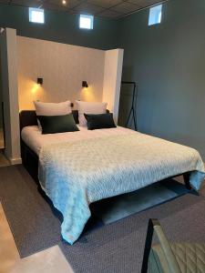 a bedroom with a large bed in a room at Atalanta-Wellness Roermond 'de Archivaris' in Herten