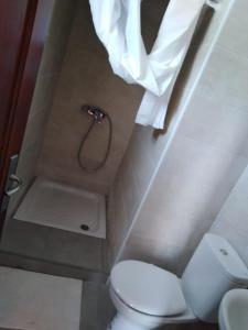 La petite salle de bains est pourvue d'une douche et de toilettes. dans l'établissement El sueño - Le rêve, à San Bartolomé