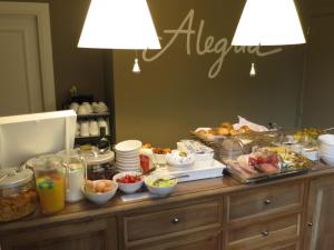 un buffet avec beaucoup de nourriture sur une table dans l'établissement Hotel Alegria, à Bruges