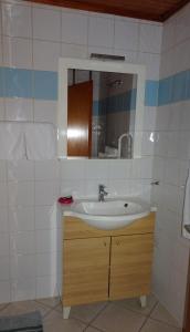 a bathroom with a sink and a mirror at Charmant studio à Landry in Landry