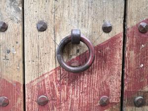 una porta di legno con un manico arrugginito di Agriturismo Castello Di Belforte a Todi