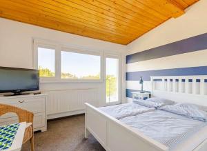 ヤストシェンビャ・グラにあるWilla Malinkaのベッドルーム(白いベッド1台、テレビ付)