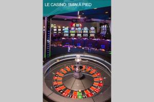 une roulette dans un casino avec des jeux de hasard dans l'établissement Cœur de ville Enghien les Bains - 2 pièces Lumineux et Chaleureux - 15 min de Paris, à Enghien-les-Bains