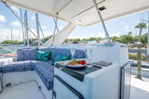 圣奥古斯丁Infinity Yacht in Downtown St Augustine的船上的厨房,有果盘