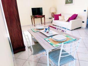 a living room with a table and chairs at Villetta a Trebisacce con vista mare in Trebisacce