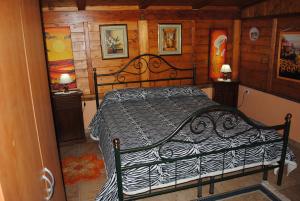 a bedroom with a large bed in a room at La Casetta Dei Sogni D'Oro in Castellana Grotte
