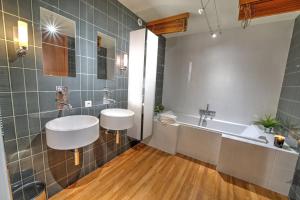 Ένα μπάνιο στο La Grange Emnitan - Maison de ville moderne pour 12p Fêtes interdites +54 φωτογραφίες