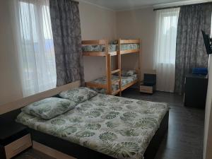 ゴルビツカヤにあるОтдых у моряのベッドルーム1室(ベッド1台、二段ベッド付)