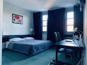 Ένα ή περισσότερα κρεβάτια σε δωμάτιο στο Hotel Mainzer Hof +39 φωτογραφίες