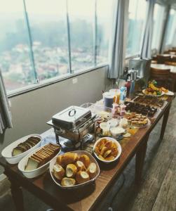 uma mesa com muitos tipos diferentes de alimentos sobre ele em Pousada Do Galdino em Blumenau