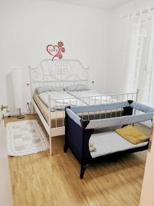 1 dormitorio con 2 literas en una habitación en LUXURY Apartment near fair and central City in few min, with garden en Frankfurt