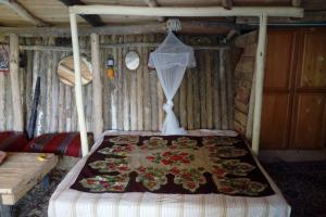 1 cama en una habitación en una cabaña en Hobbit house, en Ripanj