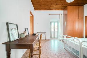 Rúm í herbergi á Serenity View - traditional village apartment