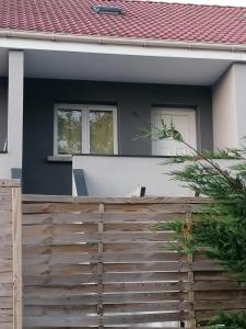 una casa con una recinzione di legno di fronte ad essa di Le sacré cœur bis -duplex 5pl a Le Havre