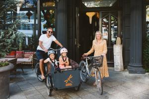 ベルリンにあるルル グルスメデンの自転車の荷台に子供を乗せた男女