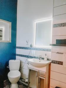 łazienka z toaletą i umywalką w obiekcie Strefa Solanki w mieście Inowrocław
