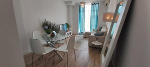 Zimmer mit einem Tisch und Stühlen sowie einem Wohnzimmer in der Unterkunft Malaga Centro Terraza in Málaga