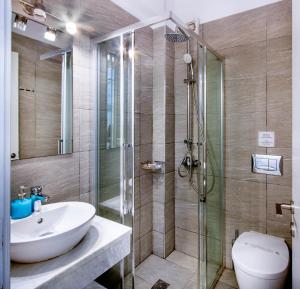 La salle de bains est pourvue d'une douche, d'un lavabo et de toilettes. dans l'établissement Nefeli Hotel, à Agios Nikitas