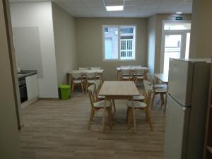 Albergue & Rooms Murgadán的厨房或小厨房