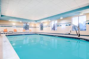 ein Pool mit blauem Wasser in einem Gebäude in der Unterkunft Holiday Inn Express Hotel & Suites Tappahannock, an IHG Hotel in Tappahannock