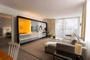 TV a/nebo společenská místnost v ubytování Mondrian South Beach