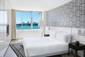 Postel nebo postele na pokoji v ubytování Mondrian South Beach